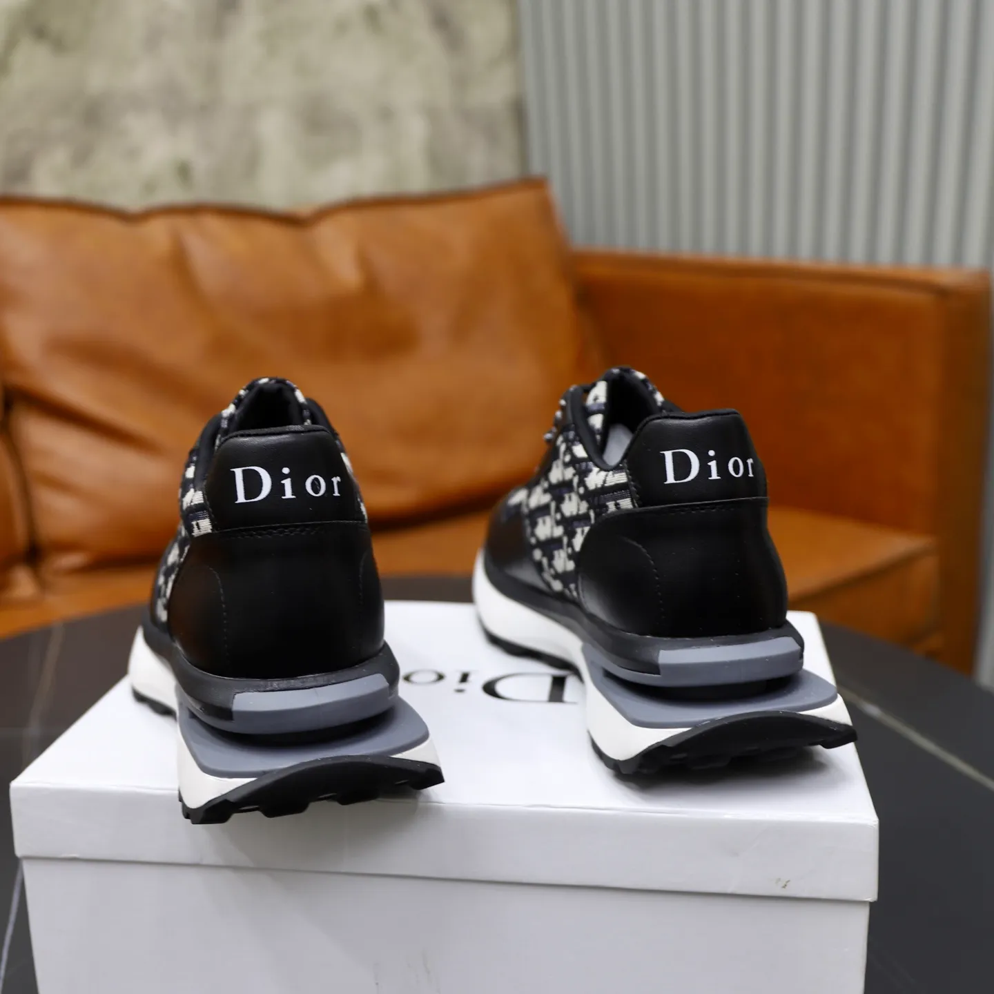 Ex-factory price: 462💰🙅‍♂️🙅‍♂️🙅‍♂️ Brand: Dior DIOR Standard code: 38-44 (45 customized) Grade: Same as the official website Material: Original leather splicing brand cloth Comfortable and breathable lining Lightweight and wear-resistant sports outsole Style category: Men's fashionable casual shoes Running sneakers Distinguished luxury brand elements Top luxury Color: actual picture color